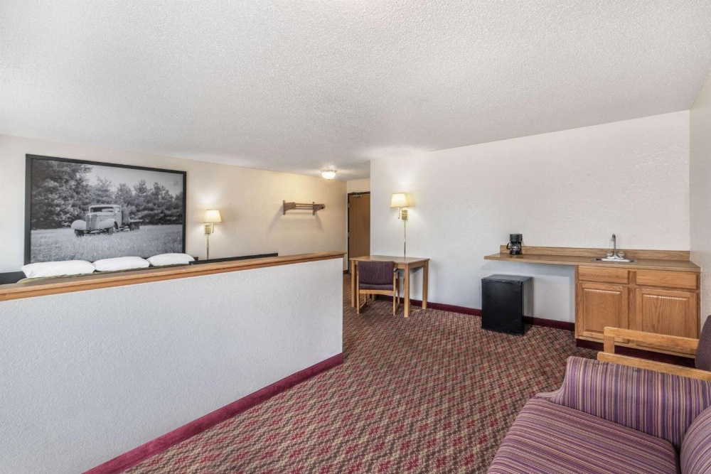 Super 8 by Wyndham Fountain Main image