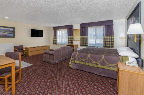 Super 8 by Wyndham Fountain image 5
